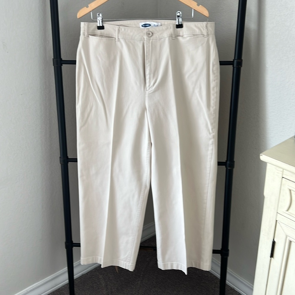 Old navy high rise wide leg crop chino. Sz 16. Good condition.